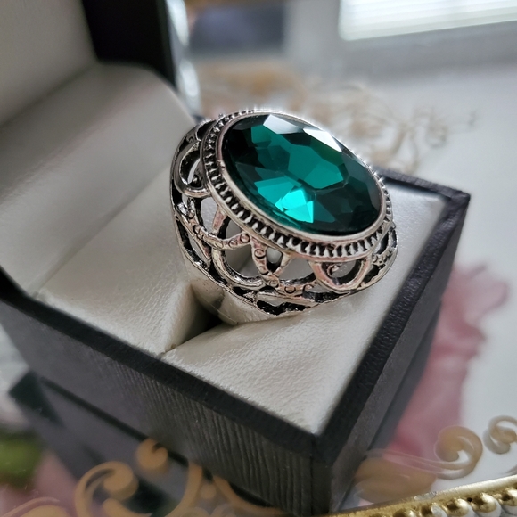 Gorgeous green emerald gemstone ring - Picture 4 of 5
